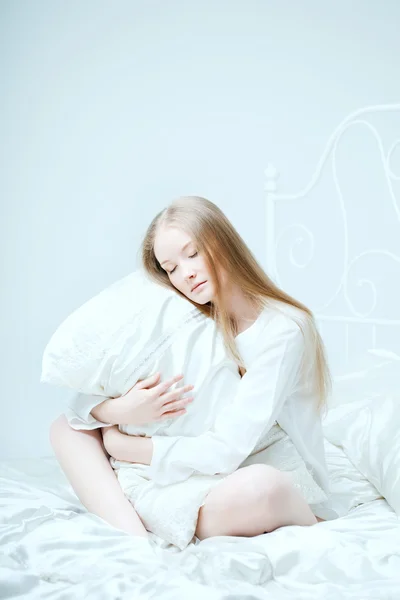 Dívka ležící na posteli Stock Fotografie