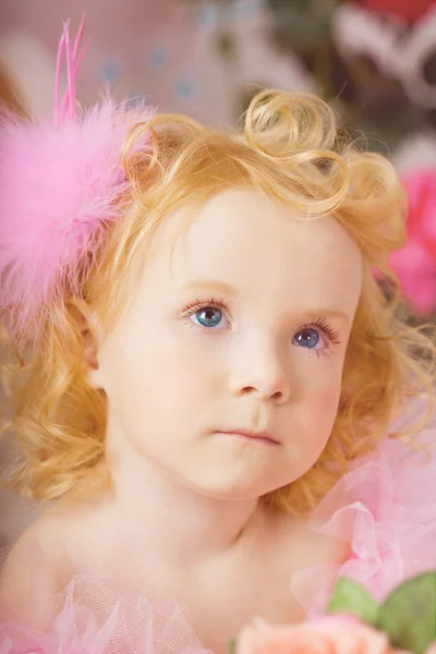 Flicka i barnkammaren i rosa klänning Stockbild