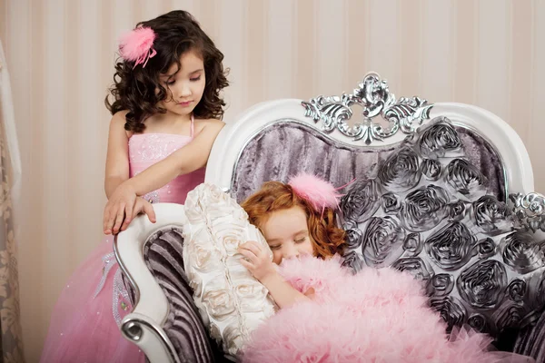 Duas crianças em uma cadeira em um vestido agradável Imagens Royalty-Free