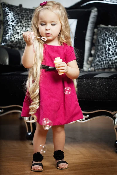세련 된 럭셔리 인테리어에 어린 소녀 로열티 프리 스톡 사진