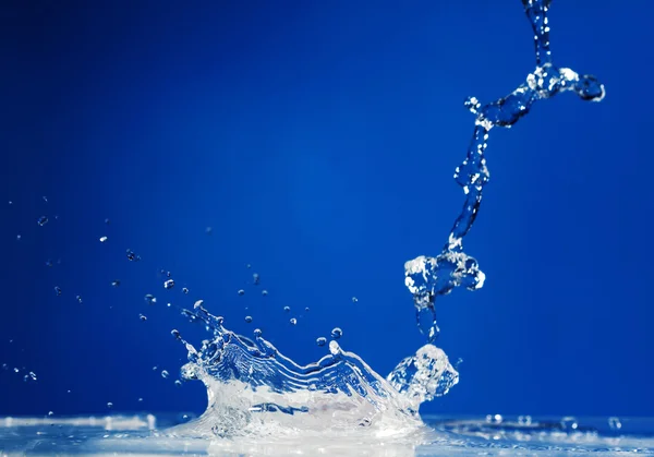 Splash-kék háttérrel Stock Kép