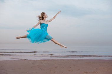 Sahilde dancing ballerina