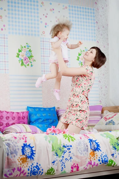 Mutter wirft Tochter in die Luft — Stockfoto