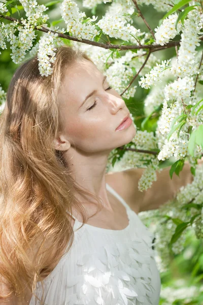 Vrouw bloeiende lentetuin — Stockfoto