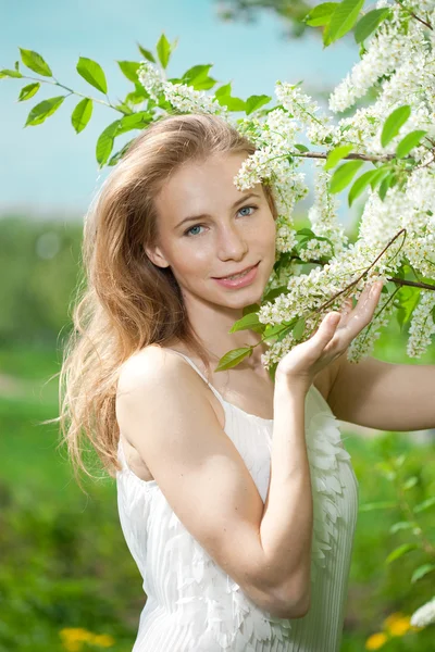Jarní žena kvetoucí zahrada — Stock fotografie