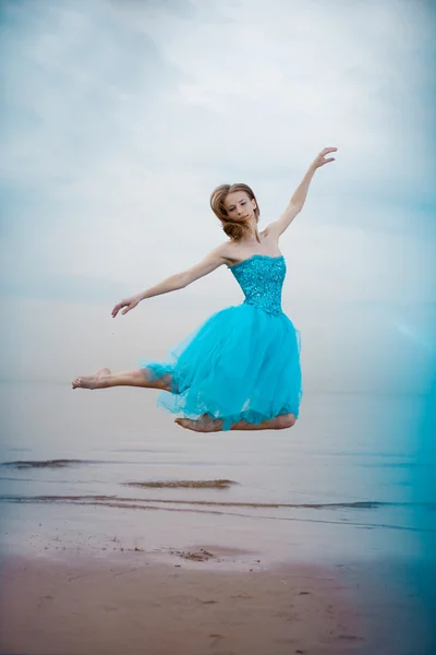 Ballerina dansen op het strand — Stockfoto