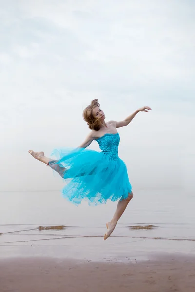 Bailarina dançando na praia — Fotografia de Stock