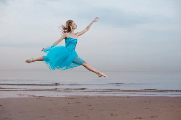 芭蕾舞女演员的海滩上跳舞 — 图库照片