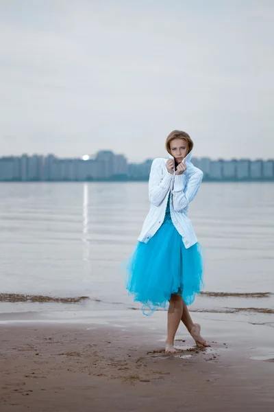 Sahilde yalnız bir kadın — Stok fotoğraf