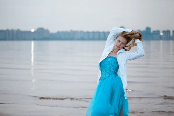 Mulher solitária na praia — Fotografia de Stock