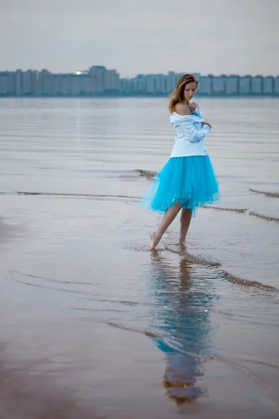Mulher solitária na praia — Fotografia de Stock
