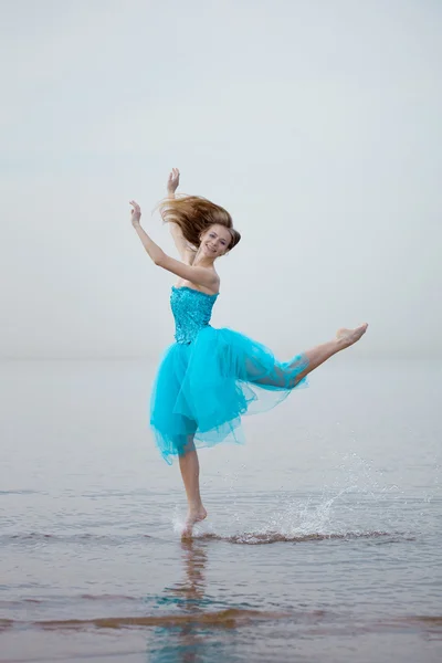 ビーチに踊るバレリーナ — ストック写真