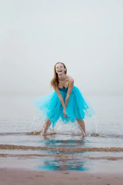 Balerina táncos a strandon — Stock Fotó