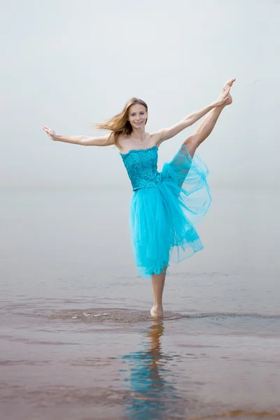 Bailarina bailando en la playa — Foto de Stock