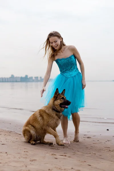 浜の女と犬 — ストック写真