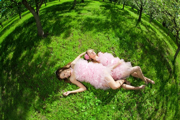 ピンクの人形スタイルの双子 — ストック写真
