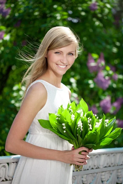 Portret van jonge mooie lachende vrouw buitenshuis — Stockfoto