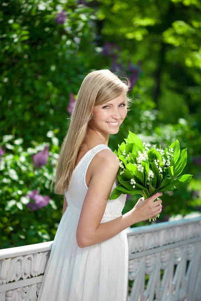 Porträtt av unga vackra leende kvinna utomhus — Stockfoto