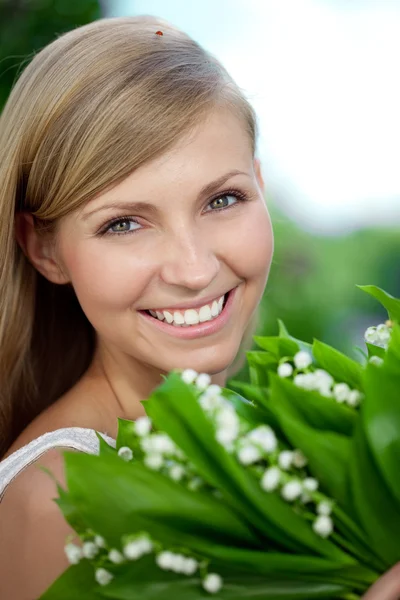 Portrét mladé krásné usmívající se žena venku — Stock fotografie