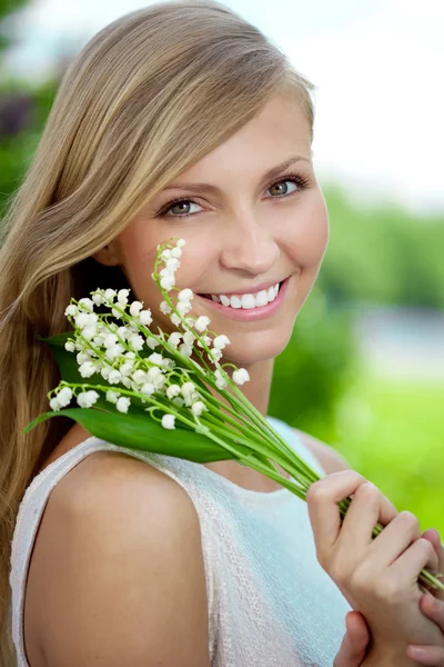 Porträtt av unga vackra leende kvinna utomhus — Stockfoto
