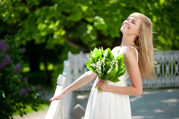 Portrait of young beautiful smiling woman outdoors — Stock Photo, Image
