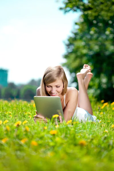 Piękna kobieta uśmiechający się z komputera typu tablet, na zewnątrz — Zdjęcie stockowe