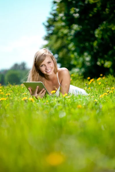 Vackra leende kvinna med TabletPC, utomhus — Stockfoto