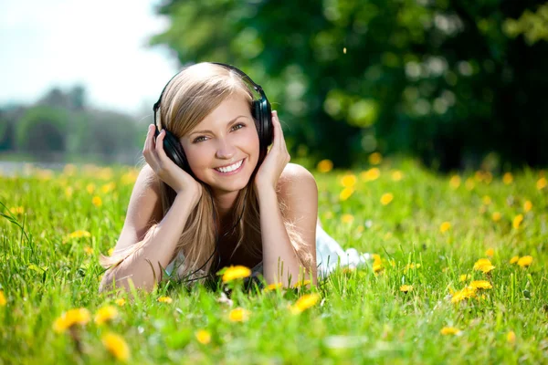 Bella donna sorridente Donna che ascolta musica sulle cuffie o — Foto Stock