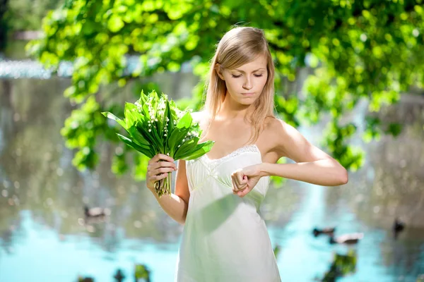 Jeune femme artistique avec des fleurs à l'extérieur — Photo