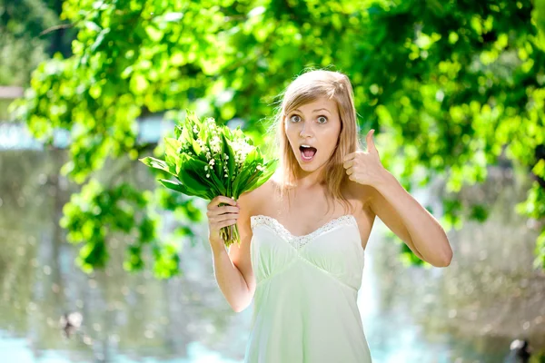 Jonge artistieke vrouw met bloemen buitenshuis — Stockfoto