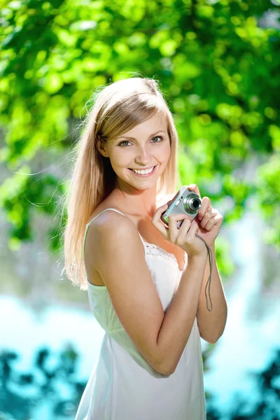 Piękna kobieta uśmiechający się z aparatem, na zewnątrz — Zdjęcie stockowe