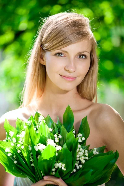 Portré, fiatal szép mosolygó nő szabadban — Stock Fotó
