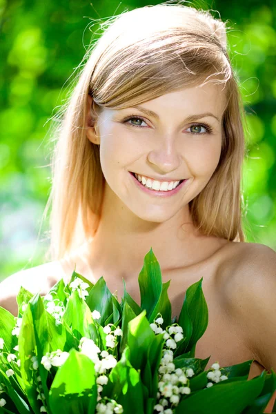 Portrét mladé krásné usmívající se žena venku — Stock fotografie