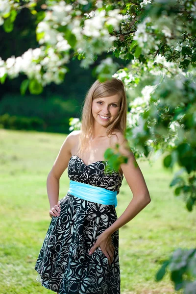 美しい女性の笑顔と開花ツリー — ストック写真