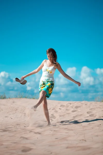 Schoonheid vrouw op het strand — Stockfoto