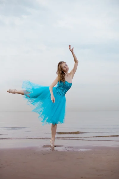 Балерина танцует на пляже Лицензионные Стоковые Изображения