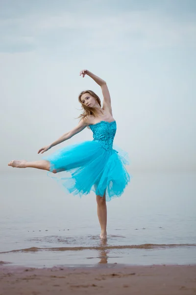 芭蕾舞女演员的海滩上跳舞 图库照片