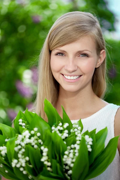 Porträt einer jungen schönen lächelnden Frau im Freien Stockbild