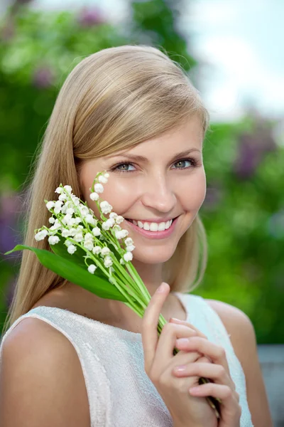 Porträt einer jungen schönen lächelnden Frau im Freien Stockbild