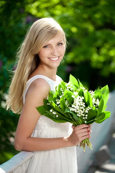 Porträt einer jungen schönen lächelnden Frau im Freien Stockfoto