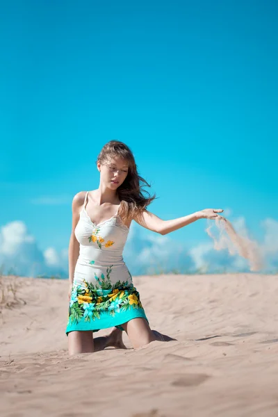 Mulher de beleza na praia — Fotografia de Stock