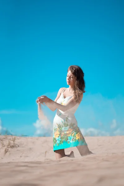 Mulher de beleza na praia — Fotografia de Stock