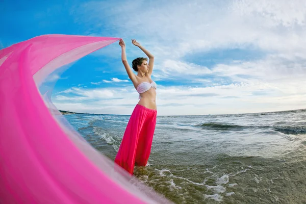 Женщина с салфеткой в руках на пляже — стоковое фото