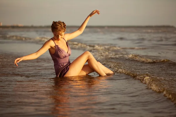 Mujer en la playa al atardecer. —  Fotos de Stock