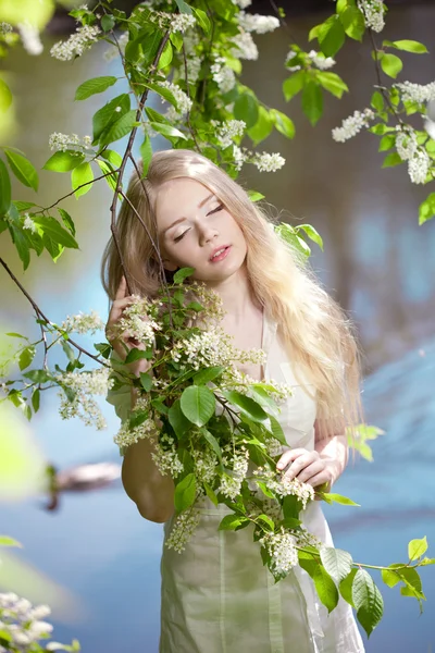 Skönhet kvinna och blomma trädgård — Stockfoto