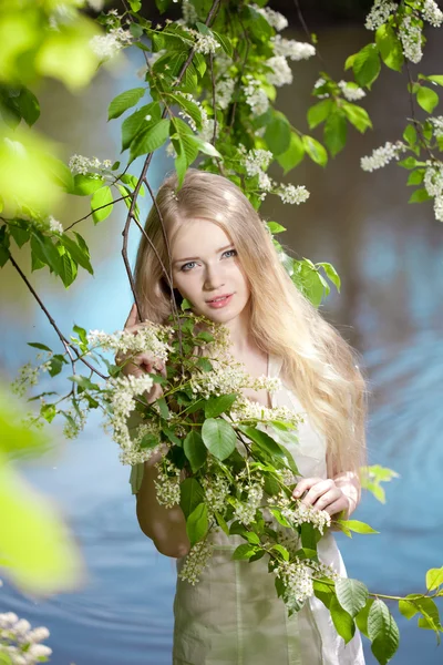 Belleza mujer y jardín de flores —  Fotos de Stock