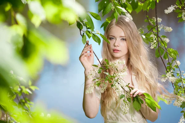 Skönhet kvinna och blomma trädgård — Stockfoto