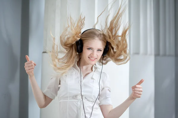 Muziek en jonge vrouw — Stockfoto