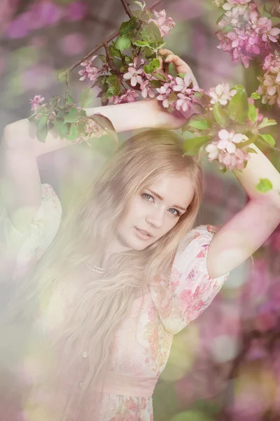 아름 다운 여자와 꽃 나무 — 스톡 사진