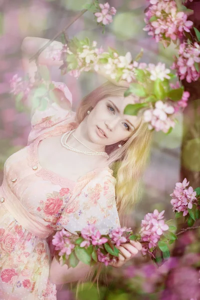 Красивая женщина и цветущее дерево — стоковое фото